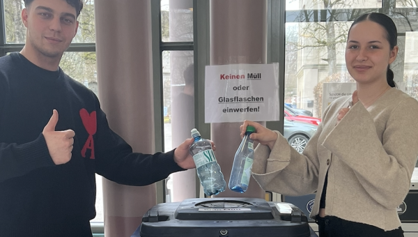 Flasche rein, Spender sein – Arbeitskreis „Bildung für nachhaltige Entwicklung“ führt Pfandsammeltonne ein