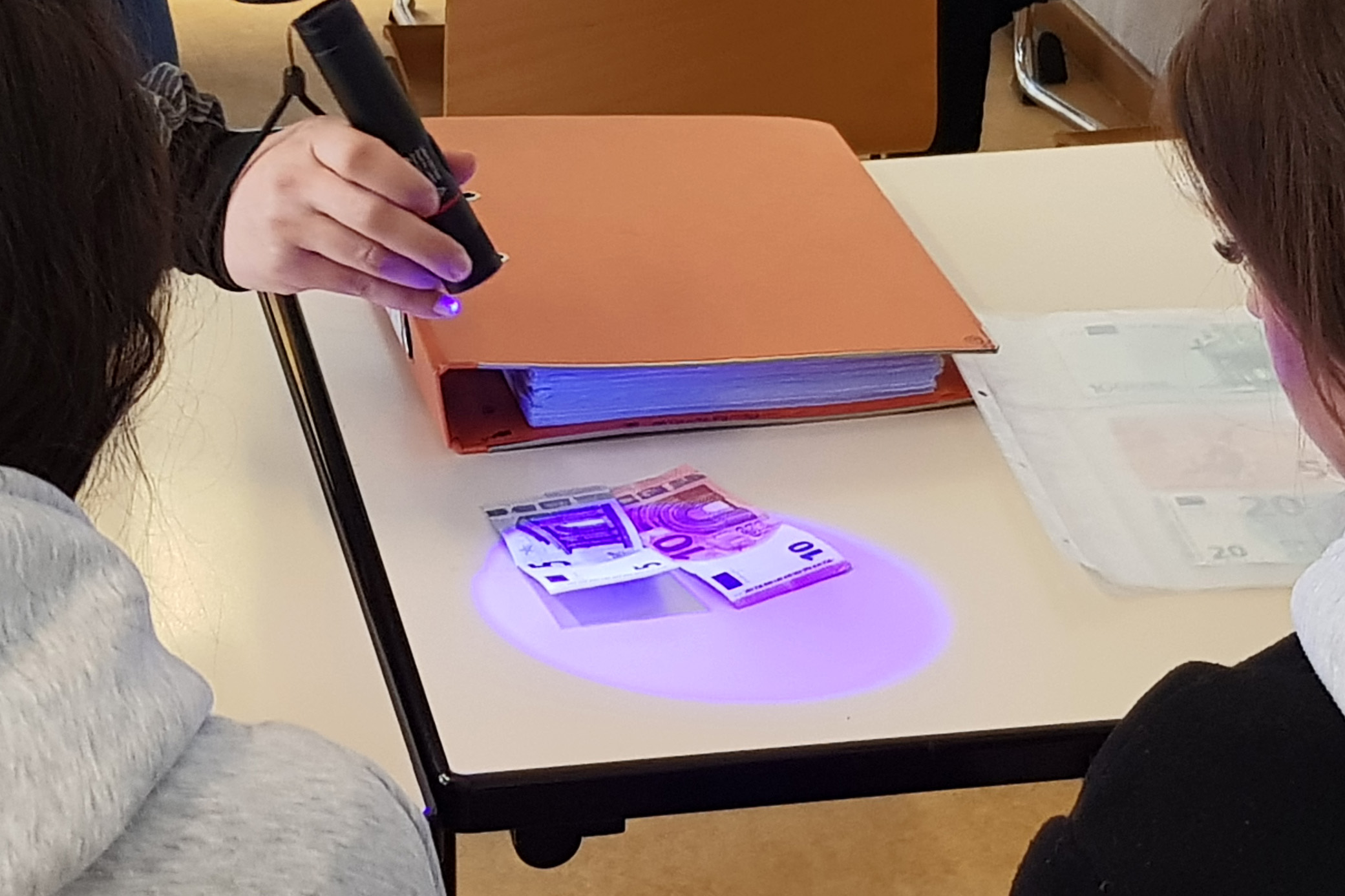 Mit UV-Lampe und geschultem Blick